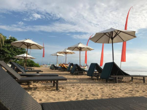 Отель Besakih Beach Hotel  Денпасар